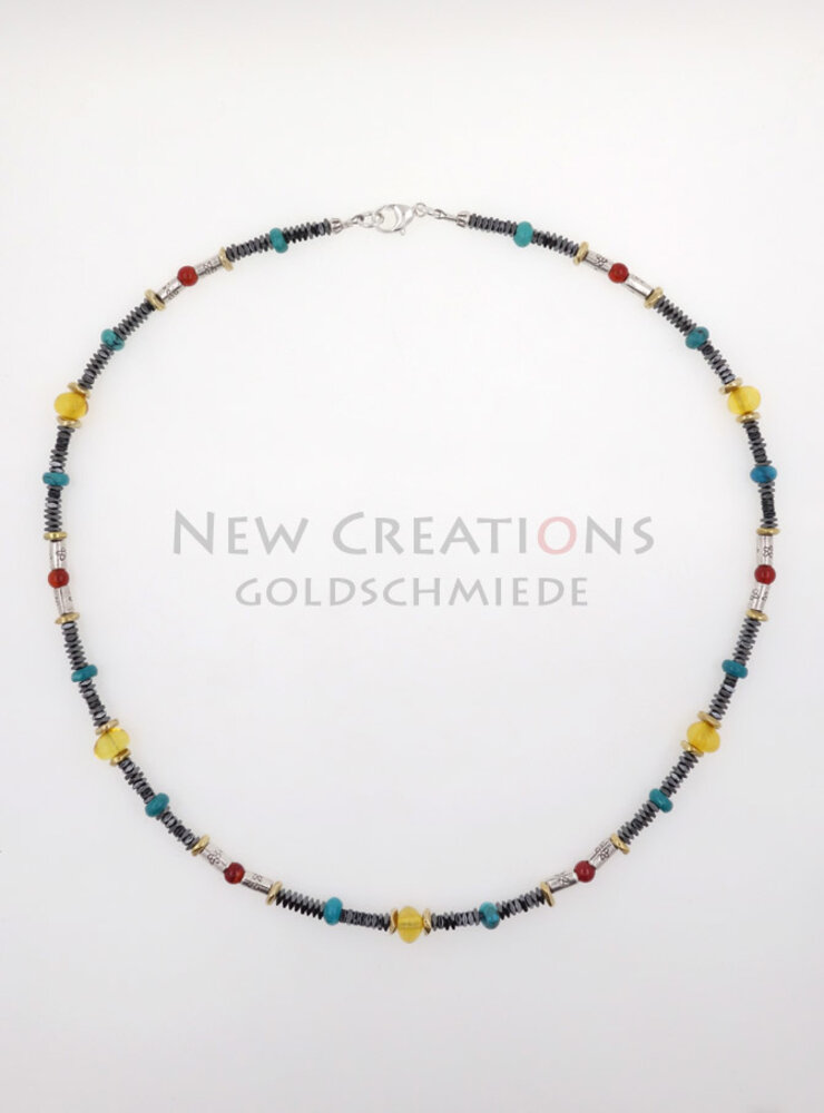 Halskette aus Hämatit, Bernstein, Türkis, Carneol, Silber und Messing