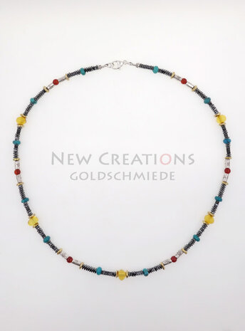 Halskette aus Hämatit, Bernstein, Türkis, Carneol, Silber und Messing