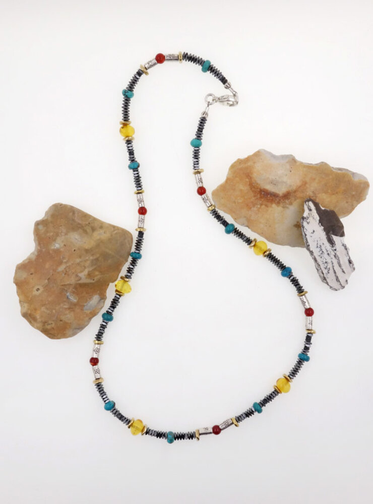 Halskette aus Hämatit, Bernstein, Türkis, Carneol, Silber und Messing