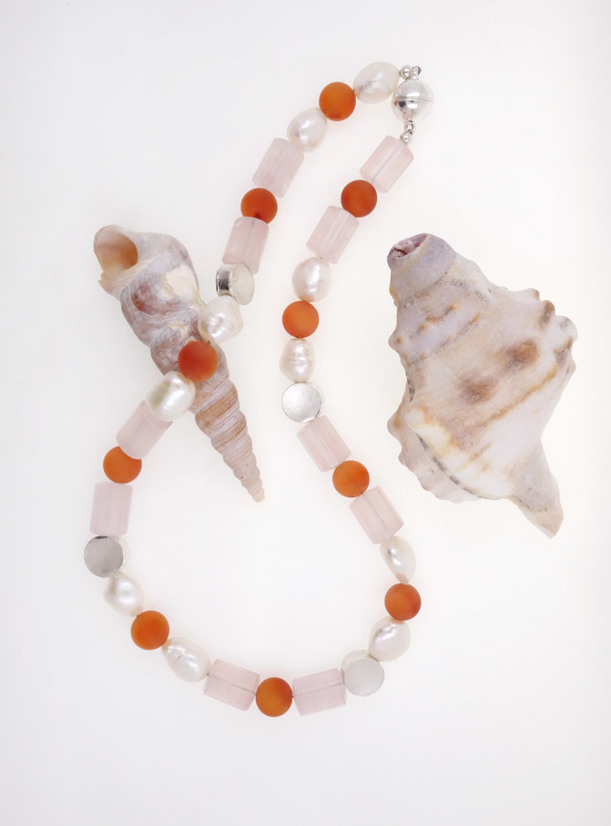 Halskette aus Rosenquarz, Süßwasserperle, Carneol und handgemachten Silberelementen