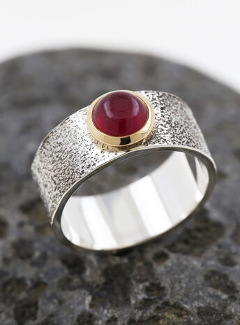 Lancelot: Bicolor Ring aus 925er Silber, 750er Gold  und Rubin