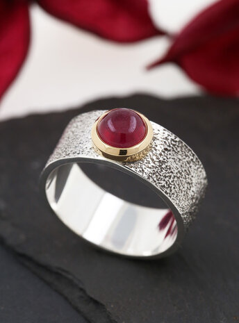 Lancelot: Bicolor Ring aus 925er Silber, 750er Gold  und Rubin
