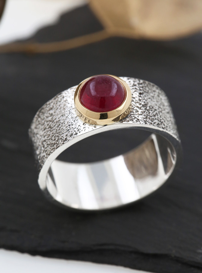Lancelot: Bicolor Ring aus 925er Silber, 750er Gold  und Rubin