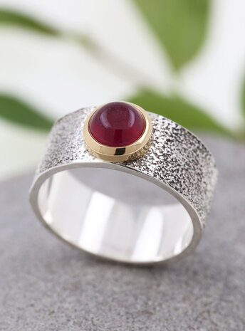 Lancelot: Bicolor Ring aus 925er Silber, 750er Gold  und Rubin