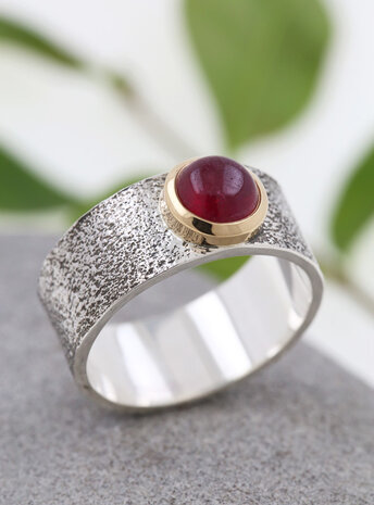 Lancelot: Bicolor Ring aus 925er Silber, 750er Gold  und Rubin