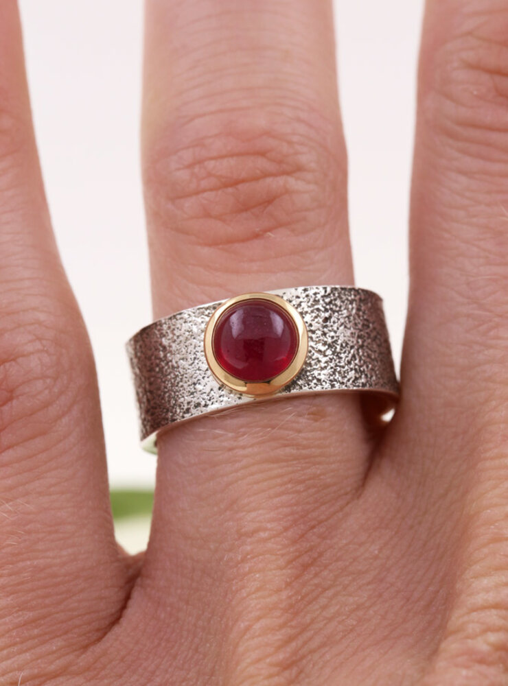 Lancelot: Bicolor Ring aus 925er Silber, 750er Gold  und Rubin