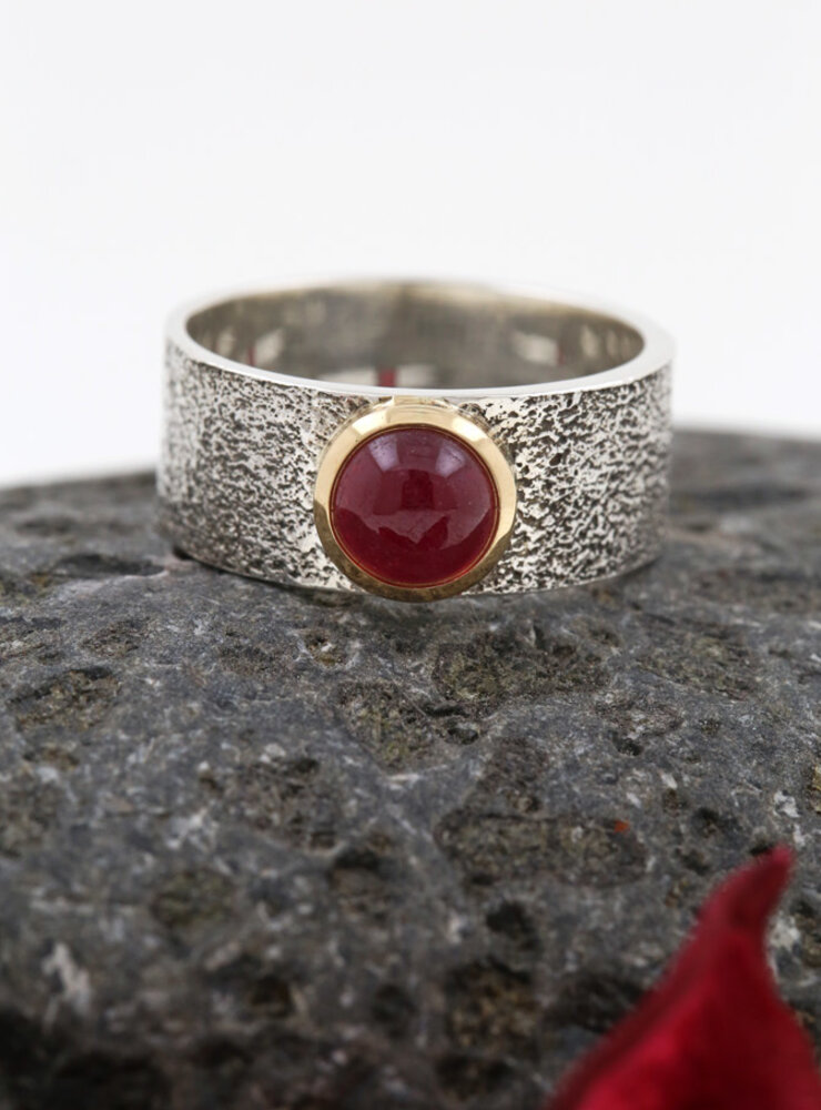 Lancelot: Bicolor Ring aus 925er Silber, 750er Gold  und Rubin