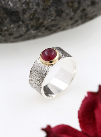 Lancelot: Bicolor Ring aus 925er Silber, 750er Gold  und Rubin