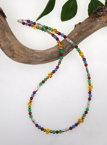 Halskette aus Achat, Carneol, Bernstein, Messing und Silber Halskette aus Achat, Carneol, Bernstein, Messing und Silber