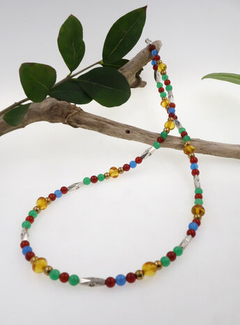 Halskette aus Achat, Carneol, Bernstein, Messing und Silber Halskette aus Achat, Carneol, Bernstein, Messing und Silber