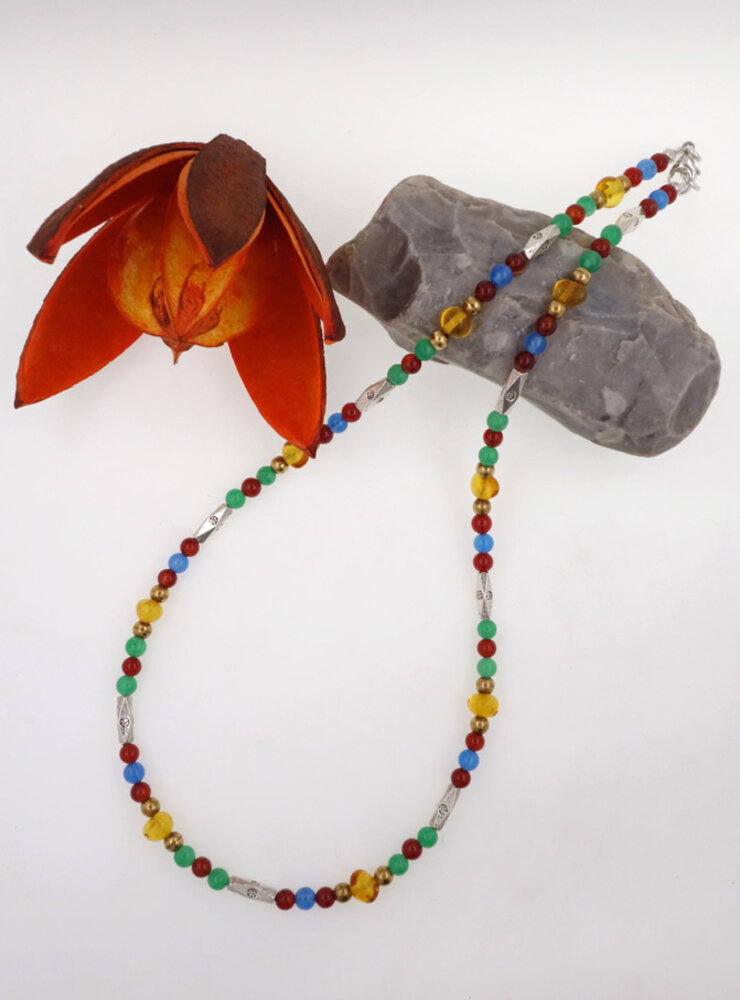 Halskette aus Achat, Carneol, Bernstein, Messing und Silber Halskette aus Achat, Carneol, Bernstein, Messing und Silber