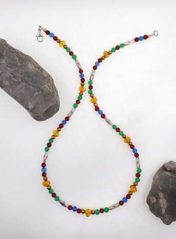 Halskette aus Achat, Carneol, Bernstein, Messing und Silber Halskette aus Achat, Carneol, Bernstein, Messing und Silber