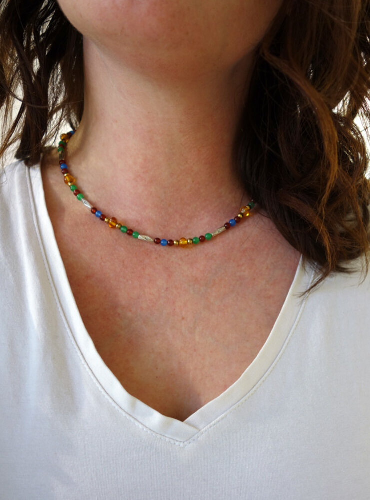 Halskette aus Achat, Carneol, Bernstein, Messing und Silber Halskette aus Achat, Carneol, Bernstein, Messing und Silber