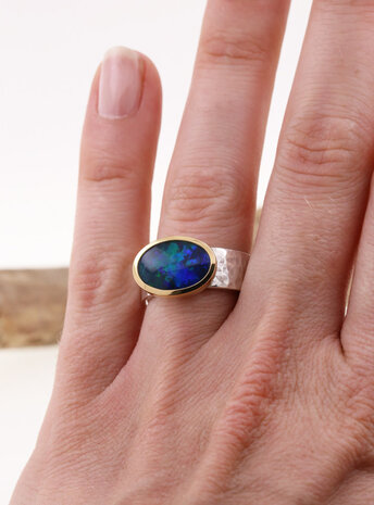 New Creations: Handgeschmiedeter Ring aus 925er Silber, 750er Gelbgold und Opaltriplette