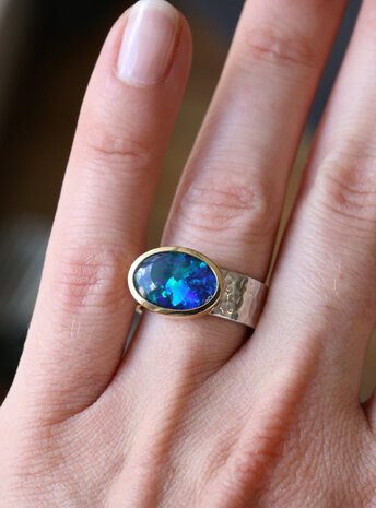 New Creations: Handgeschmiedeter Ring aus 925er Silber, 750er Gelbgold und Opaltriplette