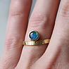 Liane: Ring aus 750er Gold und Opaltriplette Liane: Ring aus 750er Gold und Opaltriplette