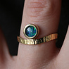 Liane: Ring aus 750er Gold und Opaltriplette Liane: Ring aus 750er Gold und Opaltriplette