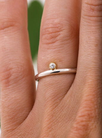 Ringlein 2: Bicolor Ring aus 925er Silber, 750er Gold und seitlichem Diamant Ringlein 2: Bicolor Ring aus 925er Silber, 750er Gold und seitlichem Diamant