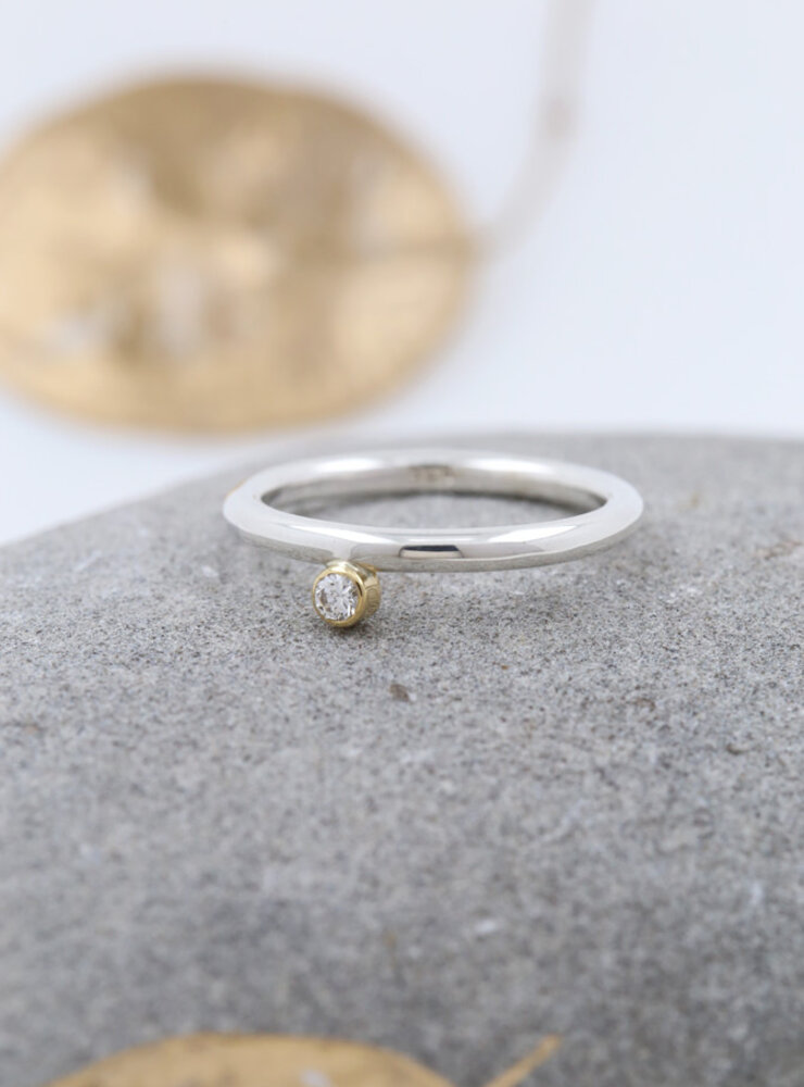 Ringlein 2: Bicolor Ring aus 925er Silber, 750er Gold und seitlichem Diamant Ringlein 2: Bicolor Ring aus 925er Silber, 750er Gold und seitlichem Diamant