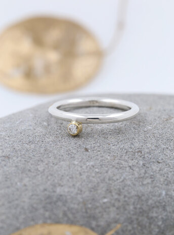 Ringlein 2: Bicolor Ring aus 925er Silber, 750er Gold und seitlichem Diamant Ringlein 2: Bicolor Ring aus 925er Silber, 750er Gold und seitlichem Diamant