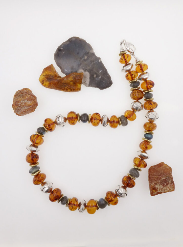 Halskette aus Bernstein, Labradorit, Messing und handgemachten Silberelementen