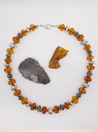 Halskette aus Bernstein, Labradorit, Messing und handgemachten Silberelementen