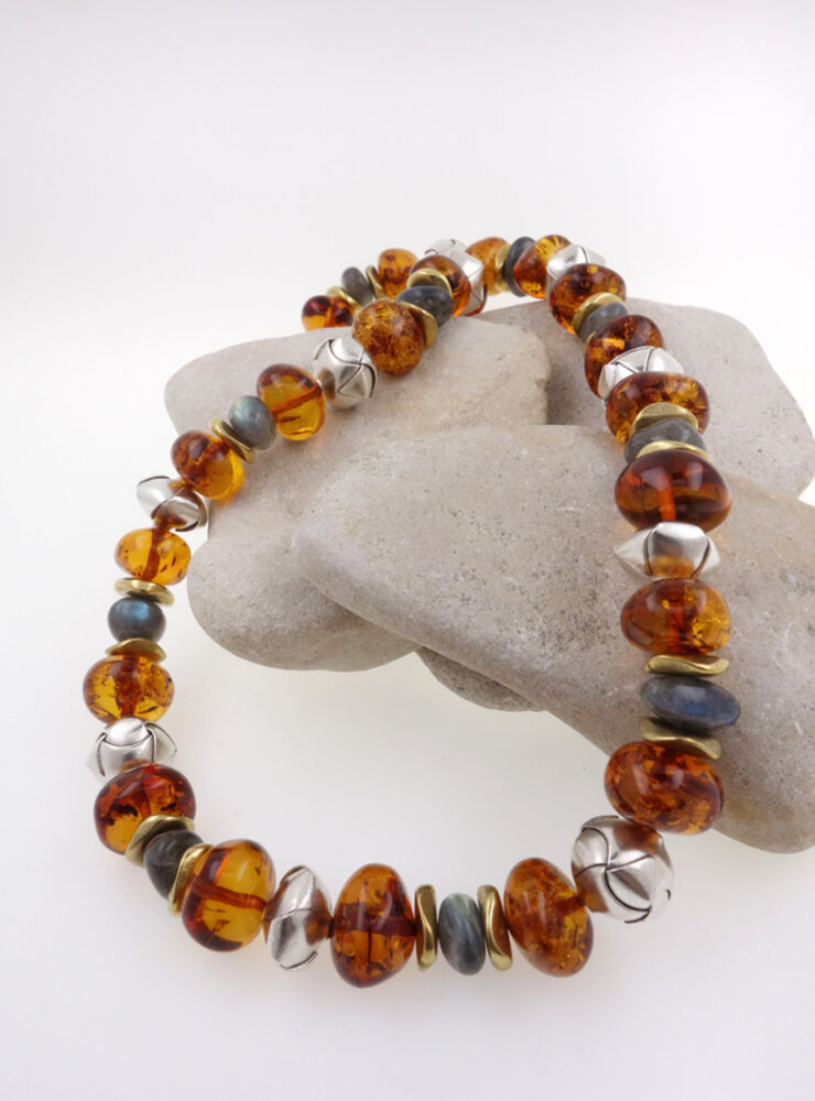 Halskette aus Bernstein, Labradorit, Messing und handgemachten Silberelementen