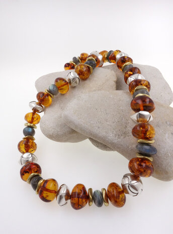 Halskette aus Bernstein, Labradorit, Messing und handgemachten Silberelementen