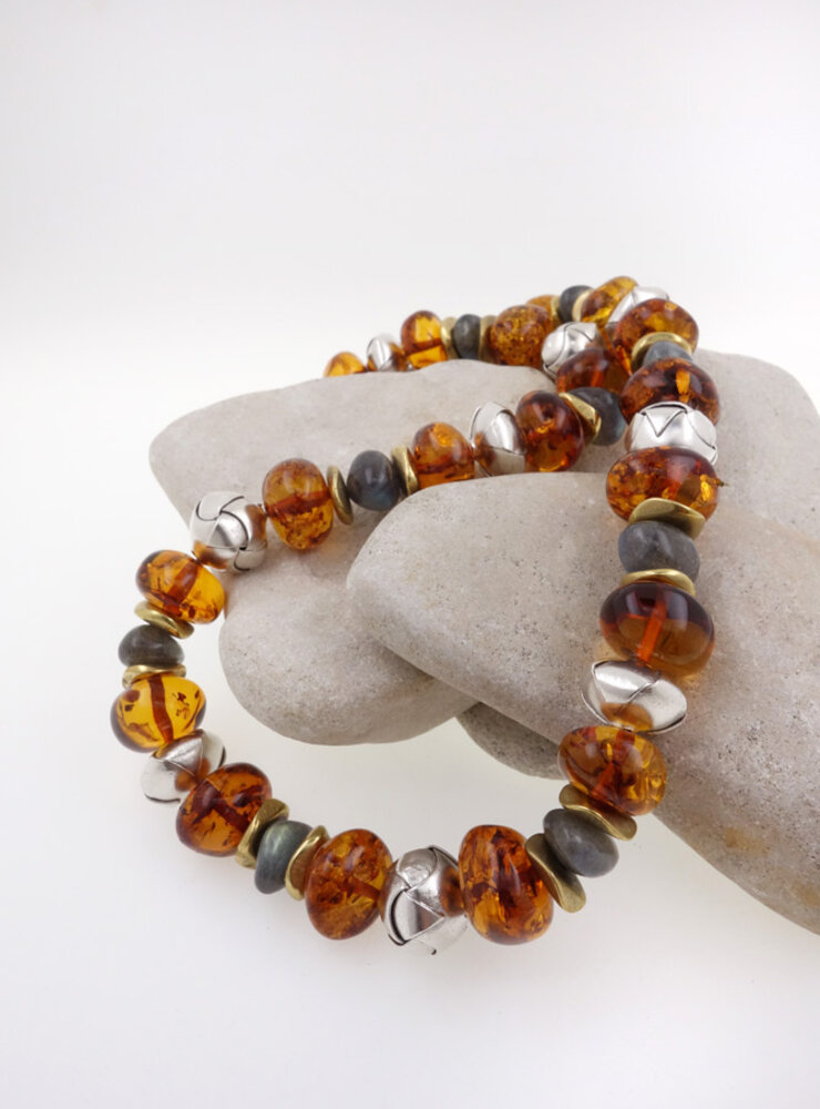 Halskette aus Bernstein, Labradorit, Messing und handgemachten Silberelementen