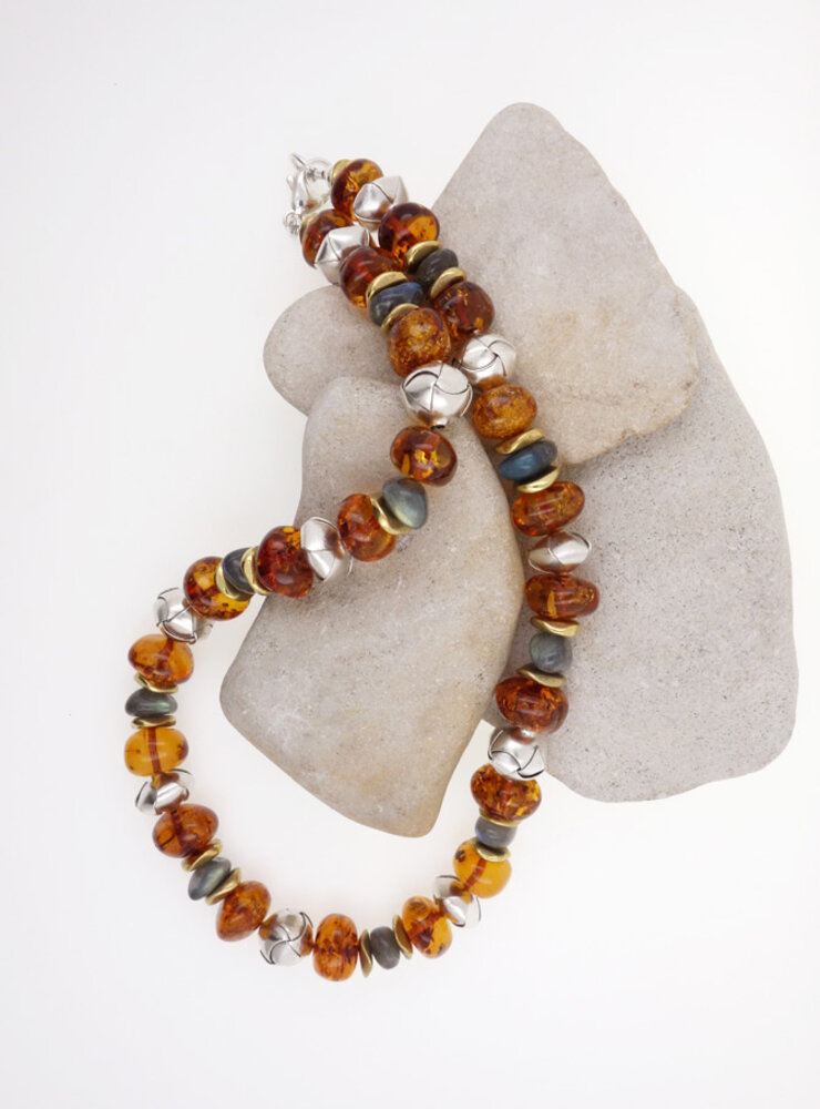 Halskette aus Bernstein, Labradorit, Messing und handgemachten Silberelementen