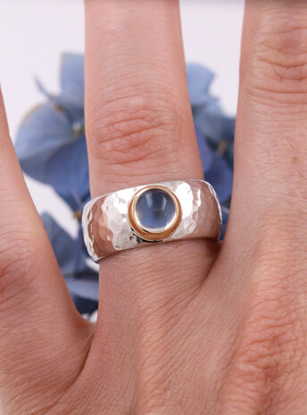 King Arthur: handgemachter Ring aus 925er Silber, 750er Gold und Mondstein King Arthur: handgemachter Ring aus 925er Silber, 750er Gold und Mondstein