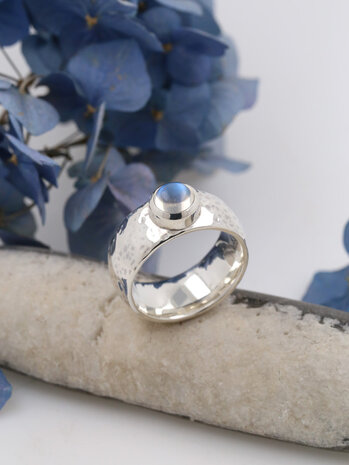 King Arthur: Ring aus 925er Silber und Mondstein King Arthur: Ring aus 925er Silber und Mondstein