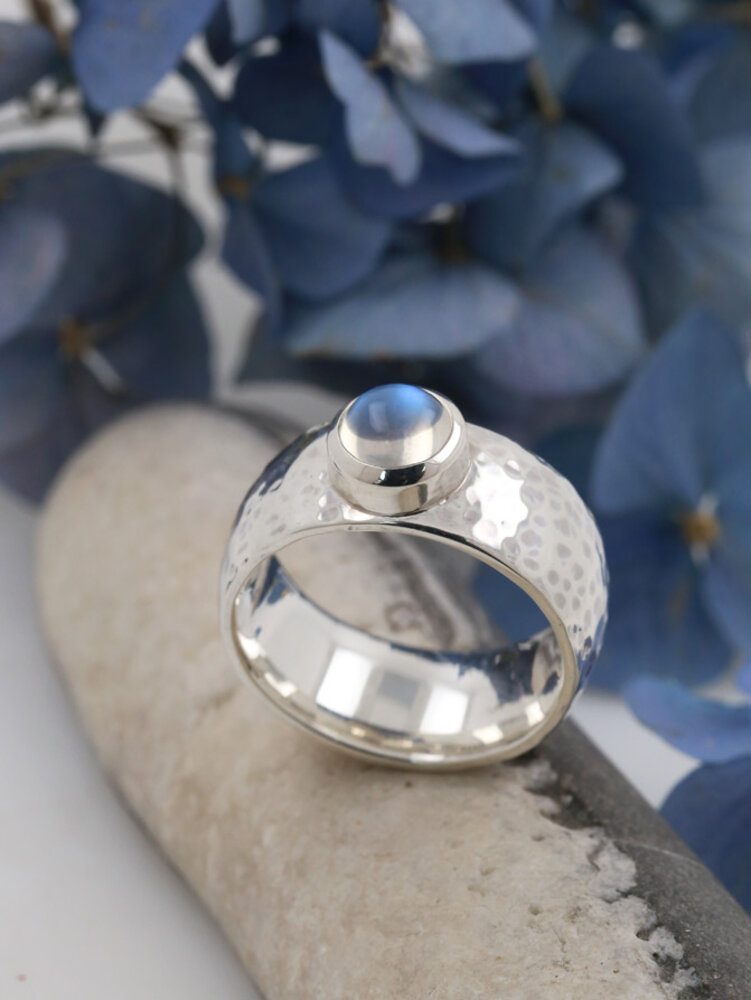 King Arthur: Ring aus 925er Silber und Mondstein King Arthur: Ring aus 925er Silber und Mondstein