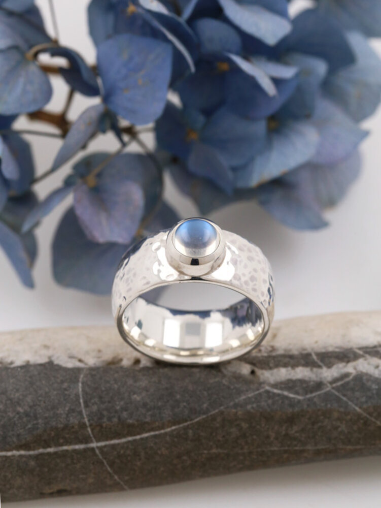 King Arthur: Ring aus 925er Silber und Mondstein King Arthur: Ring aus 925er Silber und Mondstein