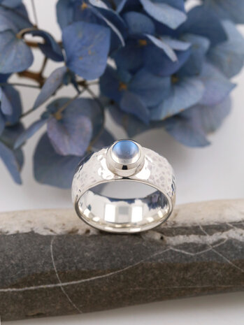 King Arthur: Ring aus 925er Silber und Mondstein King Arthur: Ring aus 925er Silber und Mondstein