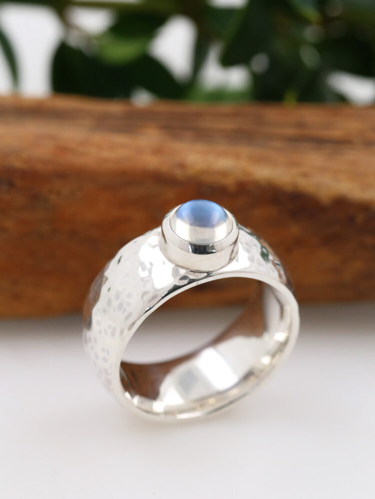 King Arthur: Ring aus 925er Silber und Mondstein King Arthur: Ring aus 925er Silber und Mondstein