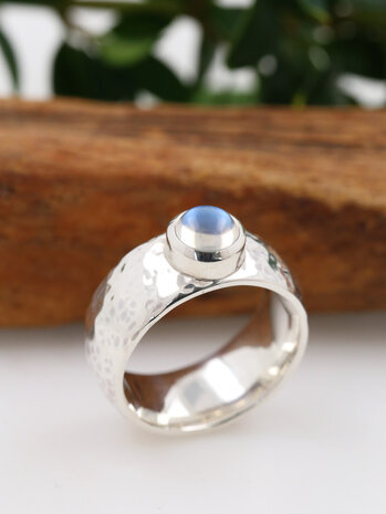 King Arthur: Ring aus 925er Silber und Mondstein King Arthur: Ring aus 925er Silber und Mondstein