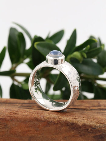 King Arthur: Ring aus 925er Silber und Mondstein King Arthur: Ring aus 925er Silber und Mondstein