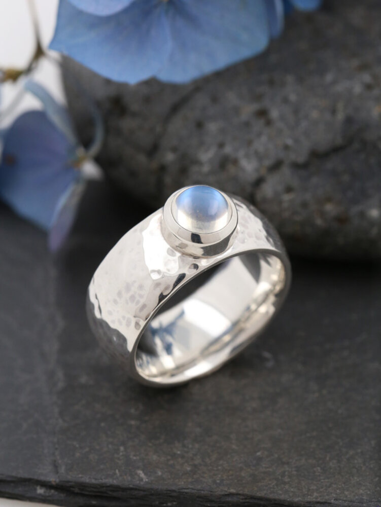 King Arthur: Ring aus 925er Silber und Mondstein King Arthur: Ring aus 925er Silber und Mondstein