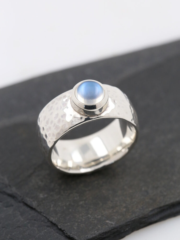 King Arthur: Ring aus 925er Silber und Mondstein King Arthur: Ring aus 925er Silber und Mondstein