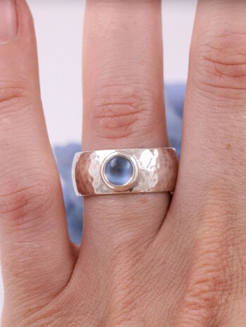 King Arthur: Ring aus 925er Silber und Mondstein King Arthur: Ring aus 925er Silber und Mondstein