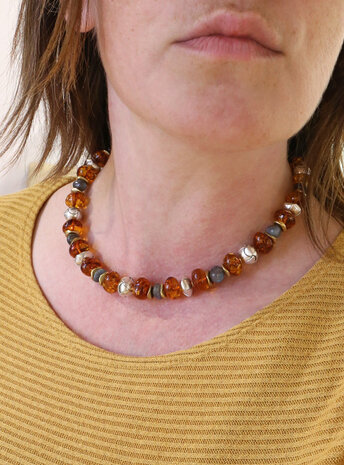 Halskette aus Bernstein, Labradorit, Messing und handgemachten Silberelementen