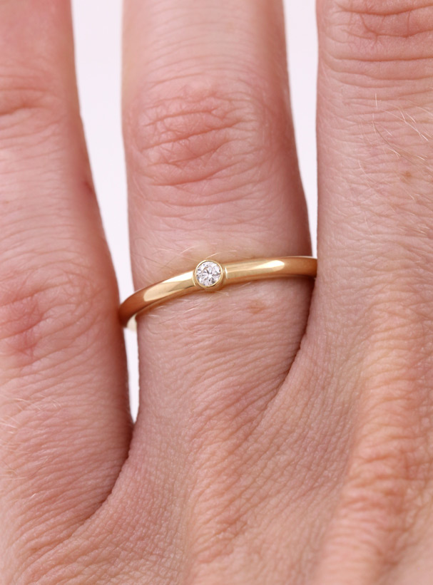 Ringlein 1: Schmaler Verlobungsring aus 750er Gold mit Diamant