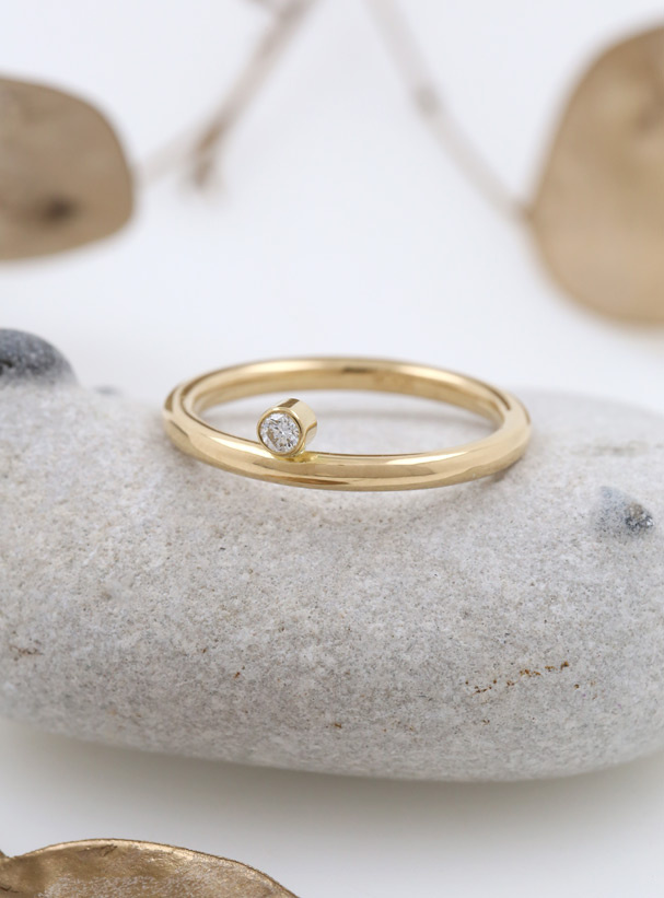 Ringlein 2: Ring aus 750er Gold und seitlichem Diamant
