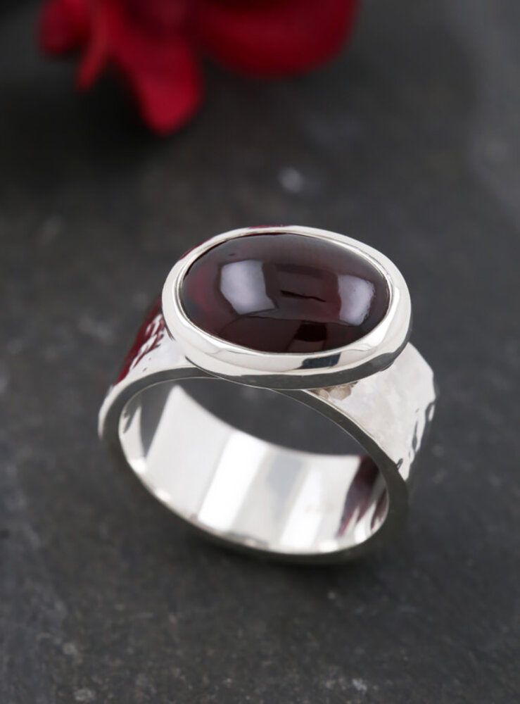 "New Creations": Ring aus 925er Silber und Granat "New Creations": Ring aus 925er Silber und Granat