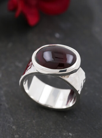 "New Creations": Ring aus 925er Silber und Granat "New Creations": Ring aus 925er Silber und Granat