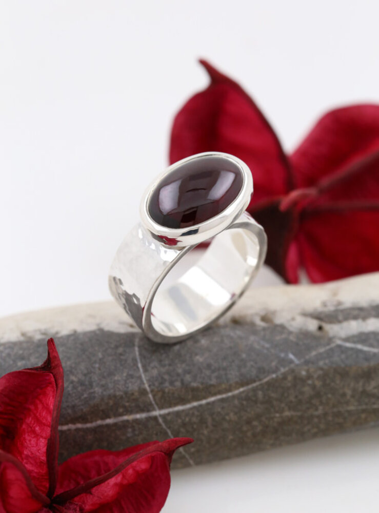 "New Creations": Ring aus 925er Silber und Granat "New Creations": Ring aus 925er Silber und Granat