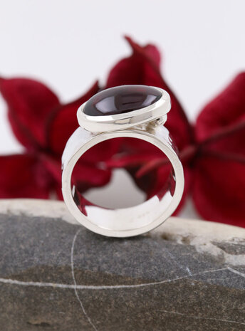 "New Creations": Ring aus 925er Silber und Granat "New Creations": Ring aus 925er Silber und Granat