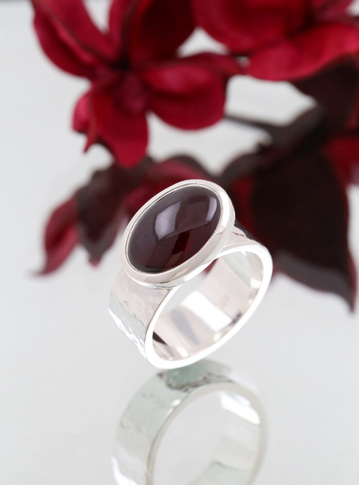 "New Creations": Ring aus 925er Silber und Granat "New Creations": Ring aus 925er Silber und Granat