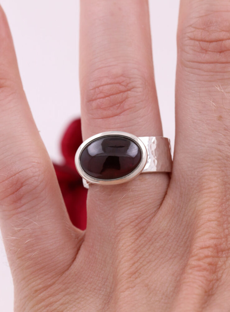 "New Creations": Ring aus 925er Silber und Granat "New Creations": Ring aus 925er Silber und Granat